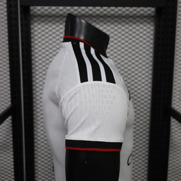 Version 26-27 Fulham Home Jersey