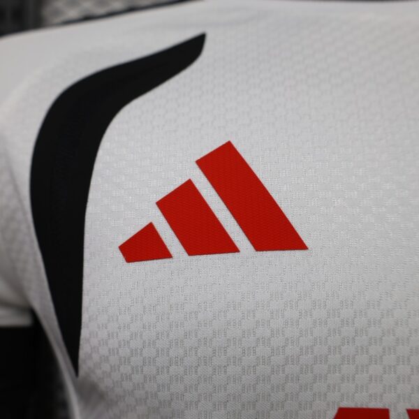 Version 26-27 Liverpool White Training Jersey